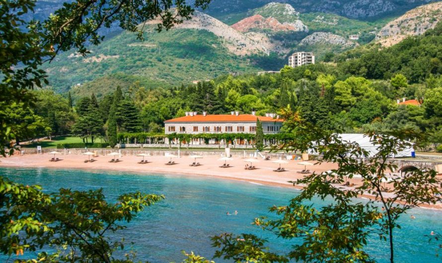 Пляжі та пішохідний маршрут вздовж Будванської Рив’єри