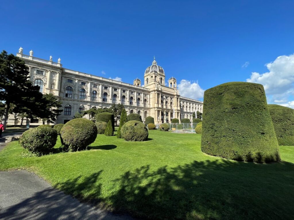 "Vienna" <img loading=