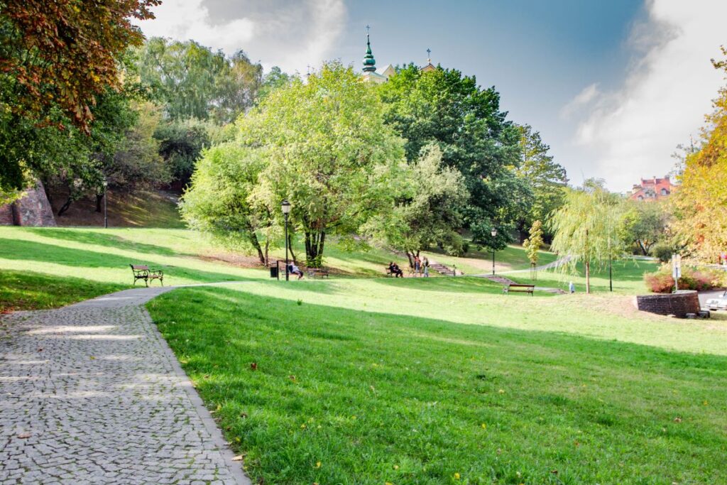 "Warsaw" <img loading=