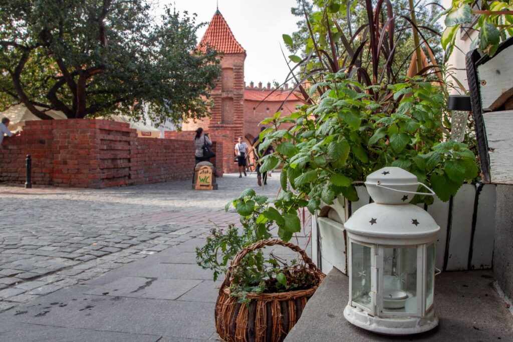 "Warsaw" <img loading=