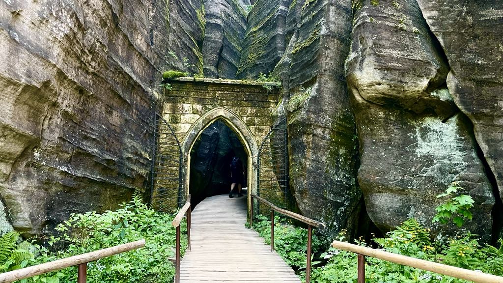 <img class="pull-center" title="Чехія скелі Адршпах" src="https://www.journeys6senses.com/wp-content/uploads/2025/06/ard.jpg" alt="Скелі і гори в Чехії">