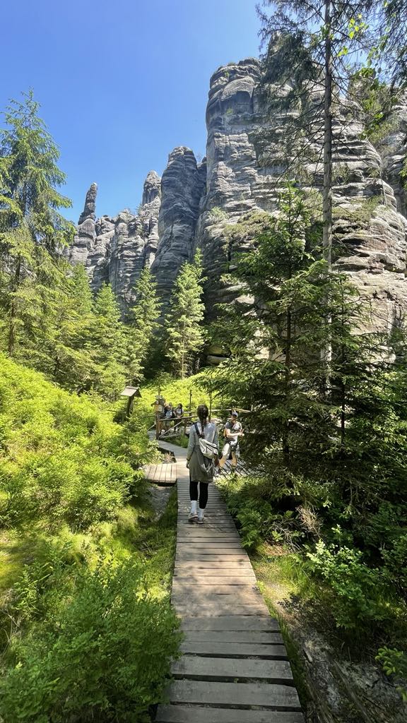 <img class="pull-center" title="Чехія скелі Адршпах" src="https://www.journeys6senses.com/wp-content/uploads/2025/06/tepl1.jpg" alt="Скелі і гори в Чехії">